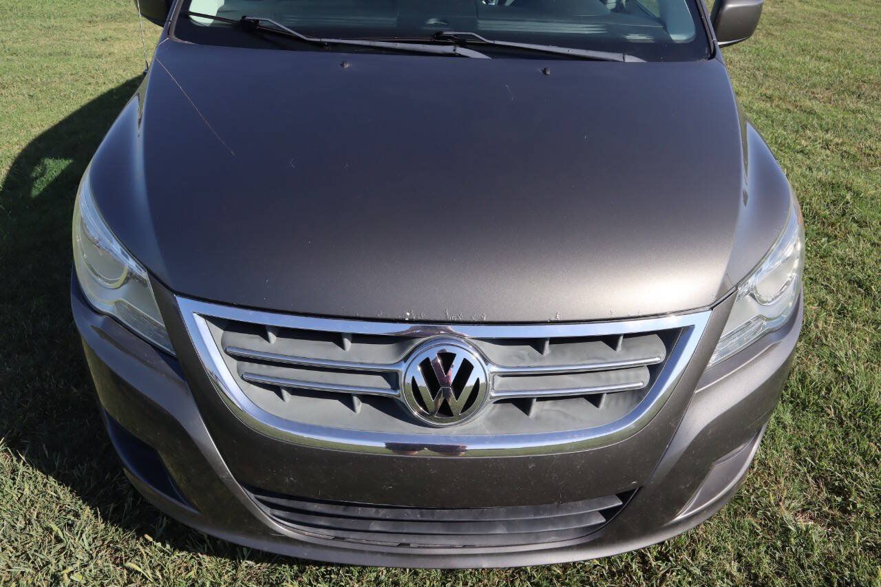 Used 2010 Volkswagen Routan SE FWD image 26
