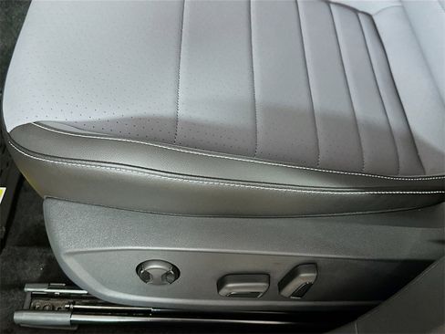 Used 2025 Volkswagen Jetta SE image 9