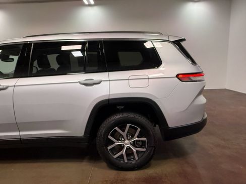 Used 2023 Jeep Grand Cherokee L Limited AWD/4WD image 36