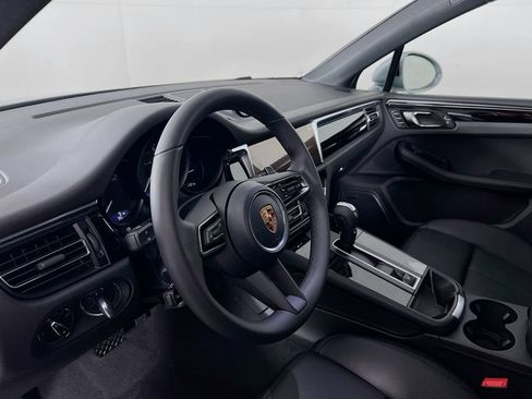 Certified 2026 Porsche Macan AWD/4WD image 4