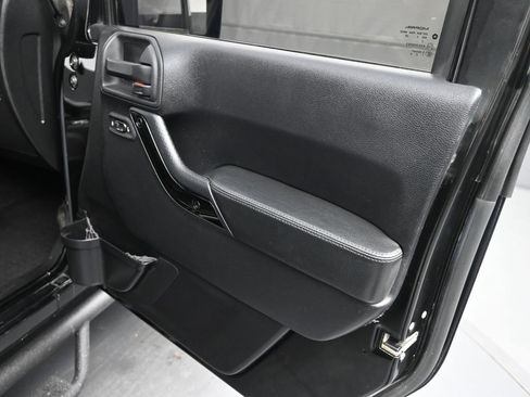 Used 2015 Jeep Wrangler Unlimited Sahara image 19