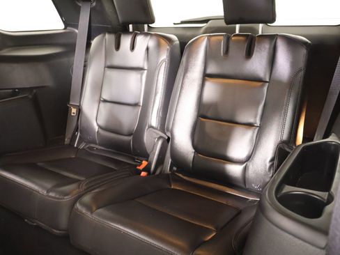 Used 2019 Ford Explorer XLT w/ Equipment Group 202A FWD image 13