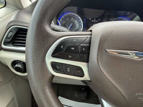 Used 2020 Chrysler Voyager L image 22