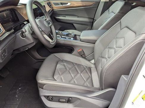 Used 2025 Volkswagen Atlas SE image 4