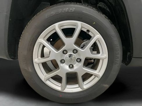 Used 2021 Jeep Renegade Latitude FWD image 28