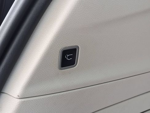 Used 2024 Chrysler Pacifica Limited FWD image 8