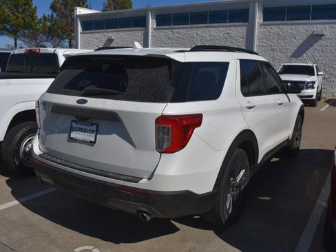 Used 2024 Ford Explorer XLT w/ Equipment Group 202A image 4
