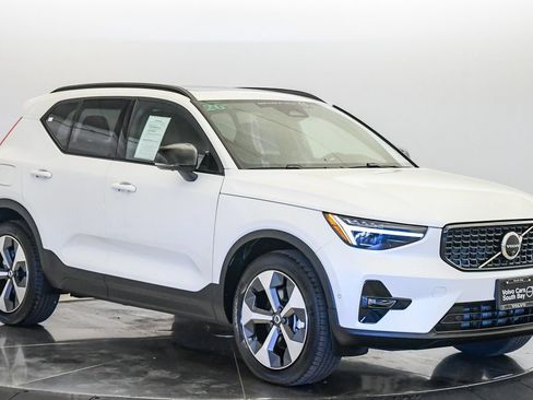 Certified 2026 Volvo XC40 B5 Plus AWD/4WD image 6