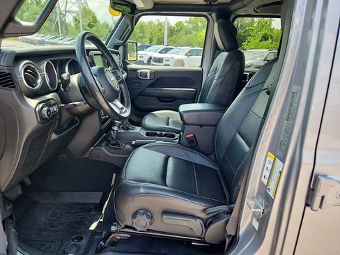Used 2018 Jeep Wrangler Unlimited Sahara w/ Dual Top Group AWD/4WD image 13