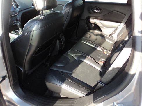 Used 2021 Jeep Cherokee Latitude Lux w/ Comfort/Convenience Group AWD/4WD image 9