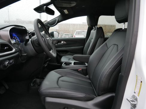 New 2026 Chrysler Pacifica Select image 6