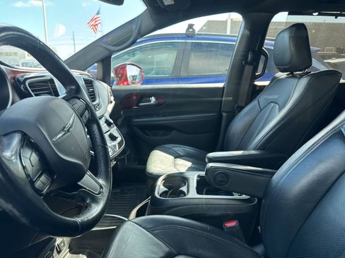 Used 2020 Chrysler Pacifica Touring-L image 30