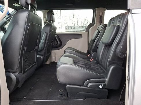 Used 2018 Dodge Grand Caravan SXT image 13