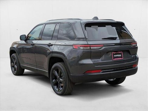 New 2025 Jeep Grand Cherokee Altitude image 9