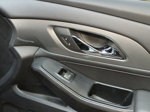 Used 2023 Chevrolet Traverse LT w/ Rear Camera Mirror Package image 8