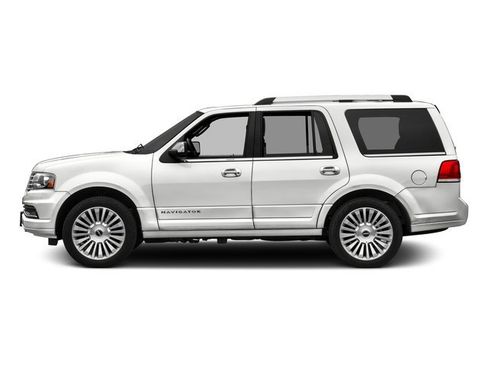 Used 2017 Lincoln Navigator Select image 3