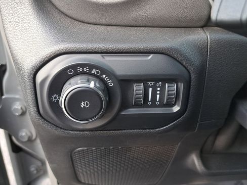 Used 2020 Jeep Wrangler Unlimited Sahara image 27