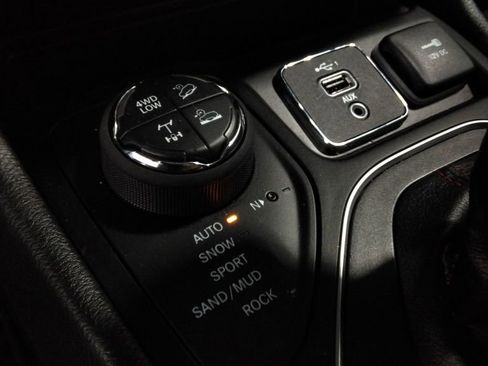 Used 2021 Jeep Cherokee Trailhawk image 22