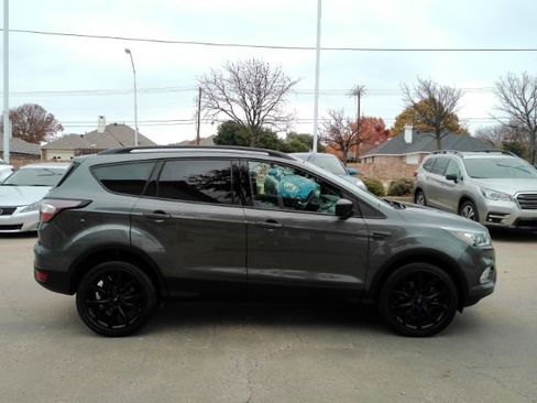 Used 2017 Ford Escape SE w/ SE Sport Appearance Package image 5