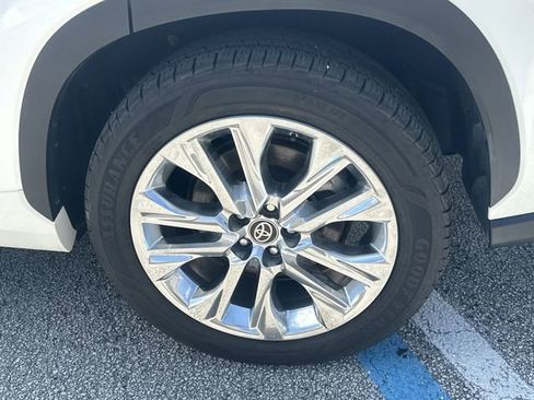 Used 2021 Toyota Highlander Limited FWD image 13