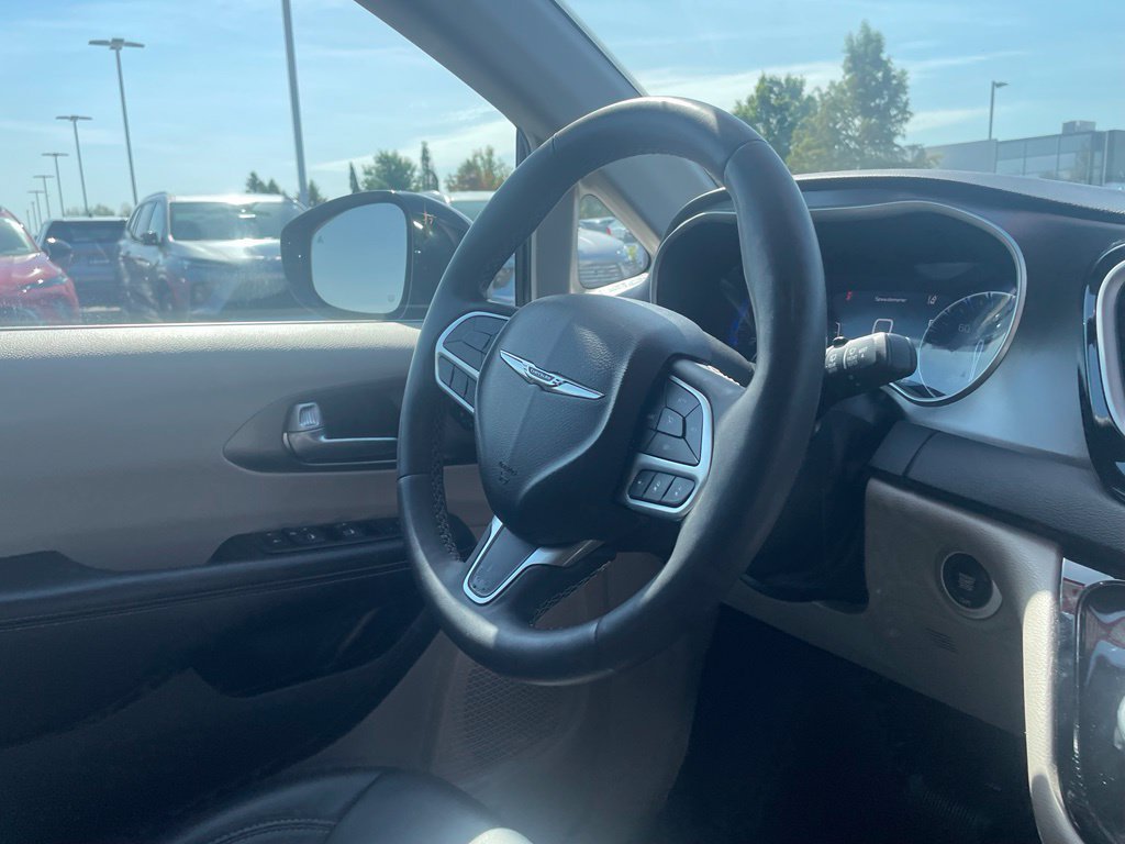 Used 2024 Chrysler Pacifica Touring-L FWD image 31