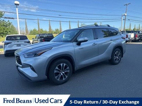 Used 2021 Toyota Highlander XLE AWD/4WD image 19