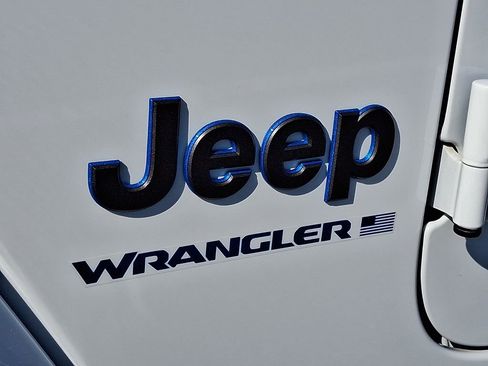 Used 2025 Jeep Wrangler Unlimited Sahara AWD/4WD image 34
