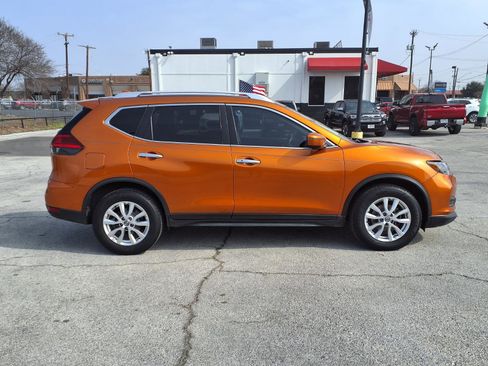 Used 2017 Nissan Rogue SV image 4