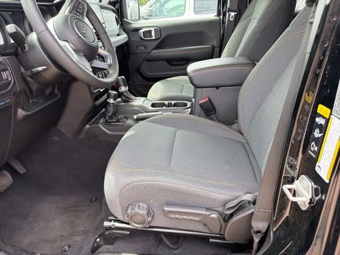 Used 2025 Jeep Wrangler Unlimited Sahara AWD/4WD image 8