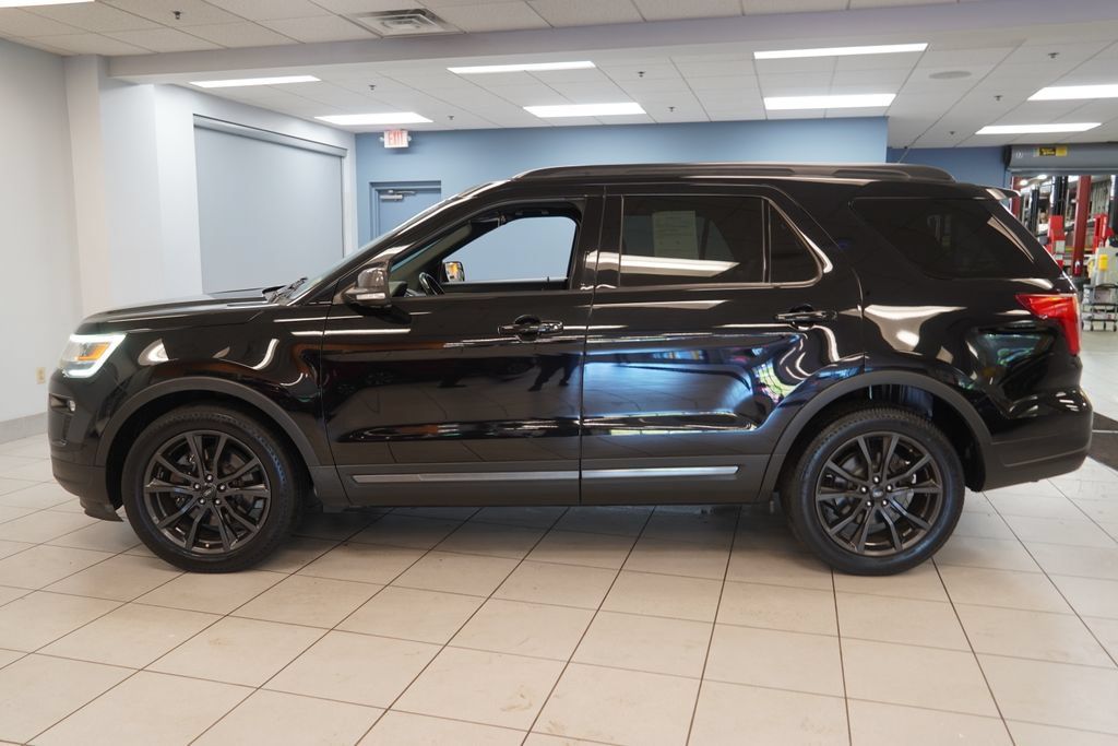 Used 2018 Ford Explorer XLT w/ Equipment Group 202A FWD image 2
