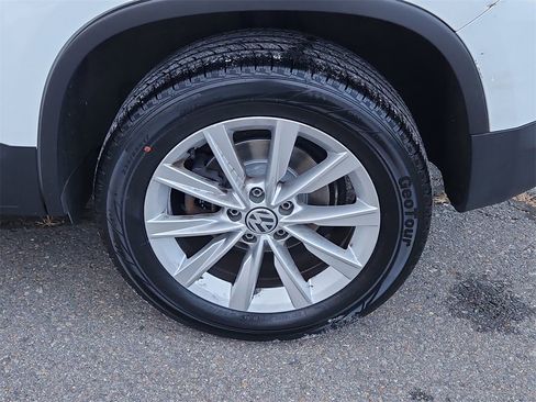 Used 2017 Volkswagen Tiguan Limited w/ Premium Package image 8