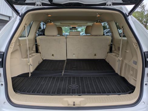 Used 2019 Toyota Highlander Limited FWD image 10
