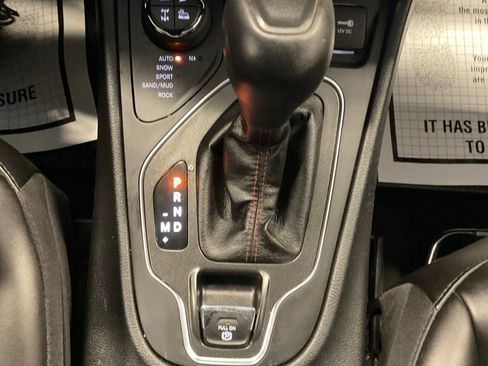 Used 2020 Jeep Cherokee Trailhawk w/ Cold Weather Group AWD/4WD image 27