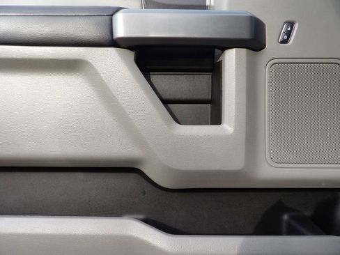 Used 2016 Ford F150 XLT image 9