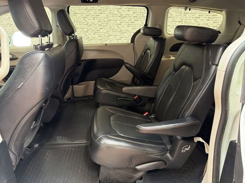 Used 2020 Chrysler Pacifica Touring-L image 15
