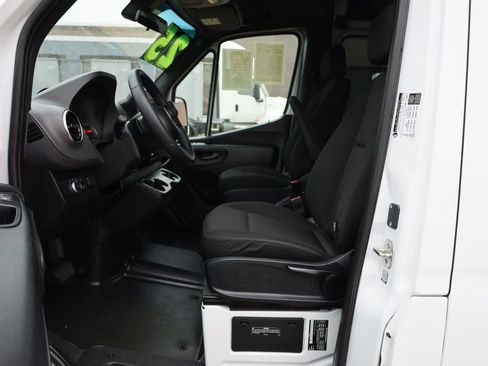 Used 2025 Mercedes-Benz Sprinter 2500 image 9
