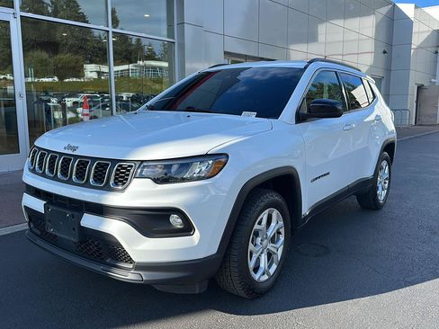 Used 2024 Jeep Compass Latitude AWD/4WD image 17