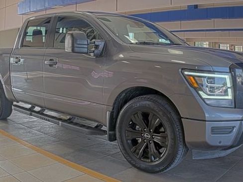 Used 2023 Nissan Titan SV w/ SV Convenience Package image 3