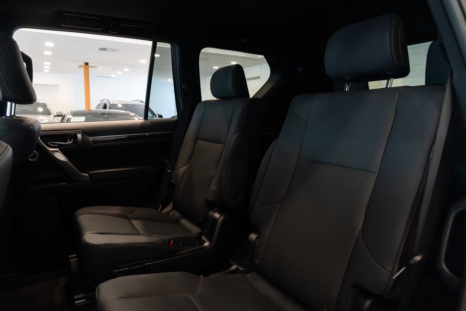 Used 2023 Lexus GX 460 Premium w/ Accessory Package AWD/4WD image 17