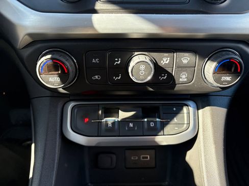 Used 2023 GMC Acadia SLE image 23