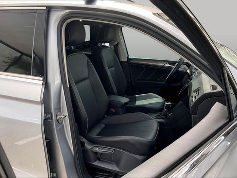 Used 2022 Volkswagen Tiguan SE w/ Panoramic Sunroof Package FWD image 9