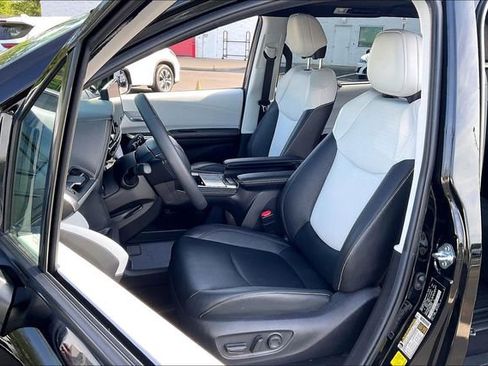 Used 2025 Toyota Sienna XSE image 25
