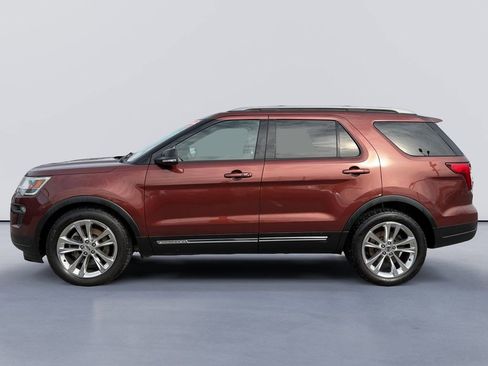 Used 2018 Ford Explorer XLT w/ Equipment Group 202A image 6