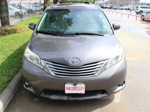 Used 2015 Toyota Sienna XLE AWD/4WD image 4