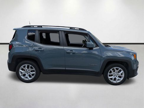 Used 2018 Jeep Renegade Latitude FWD image 3