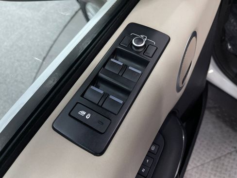 Used 2018 Land Rover Discovery HSE AWD/4WD image 16