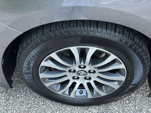 Used 2018 Toyota Sienna XLE Premium w/ Carpet Mat Package FWD image 35