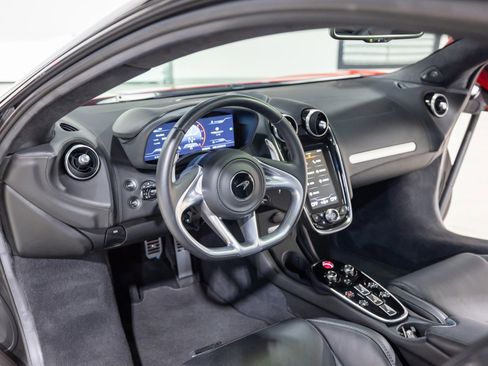 Used 2023 McLaren GT image 31