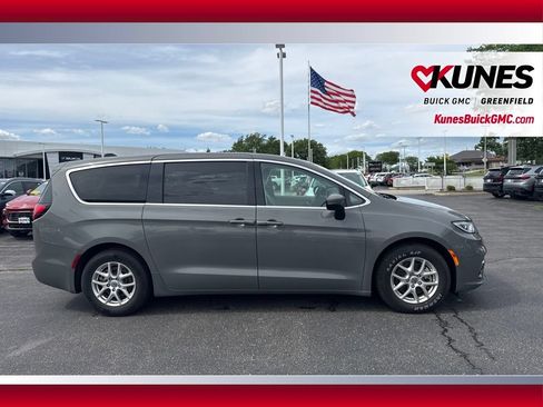 Used 2023 Chrysler Pacifica Touring-L FWD image 5