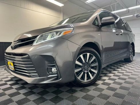 Used 2018 Toyota Sienna XLE AWD/4WD image 3